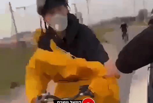 תיעוד מזעזע: נערים מפילים עובדים זרים לקרקע במהלך נסיעה