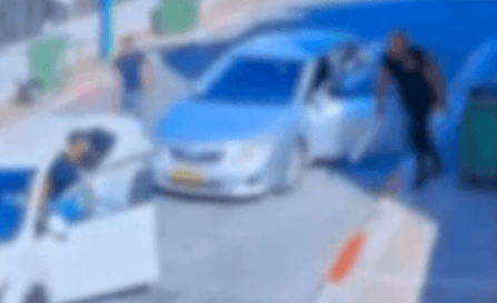 בשל ויכוח בכביש בצפון: גבר הותקף באכזריות באמצעות אלה | תיעוד