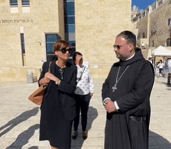 תקרית חריגה בכותל: הכומר נדרש להסיר את הצלב - ועורר סערה