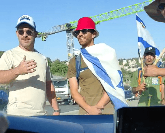 צפו: מפגין ניפץ שמשת רכב בכביש בגין, הילדים המבוהלים צרחו ובכו