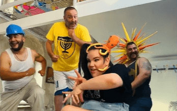 נטע ברזילי בשיר בינלאומי, ברקע - אוהד בית"ר ירושלים