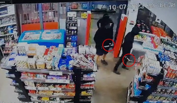 "פתחו את הקופה, זה שוד": כתב אישום נגד צעירים ששדדו חנות נוחות