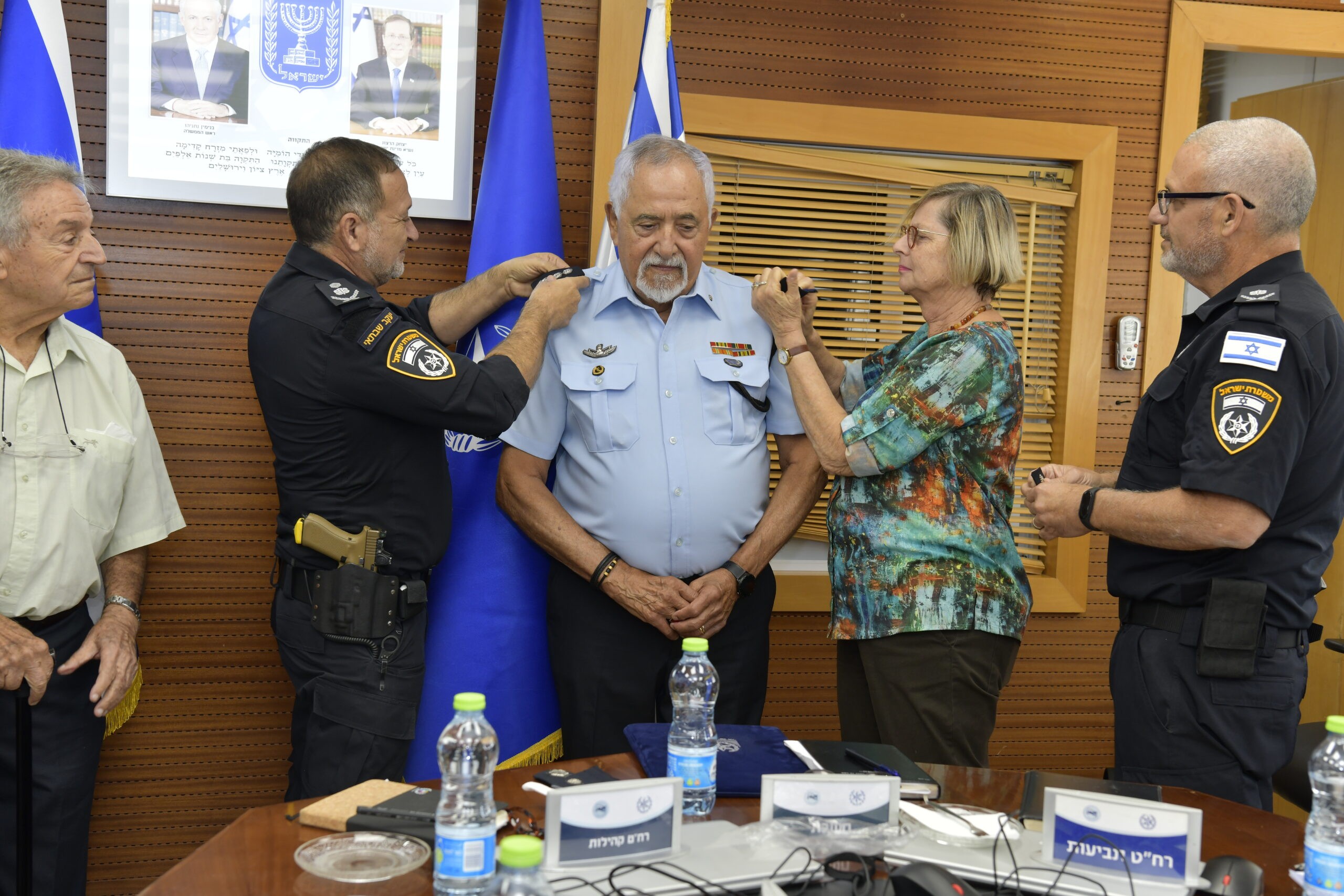 היה השומר של אייכמן בעת משפטו וכעת מקבל דרגות ניצב משנה