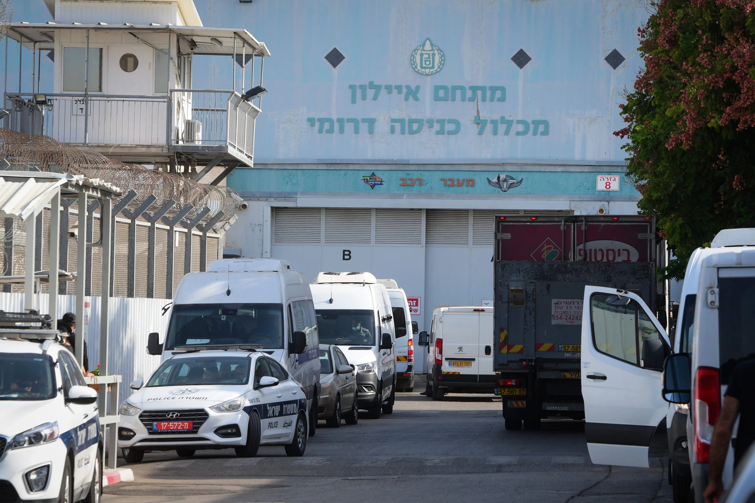 שב"ס ומשטרת ישראל חשפו רשת להברחת כרטיסי טלפון לבתי הסוהר