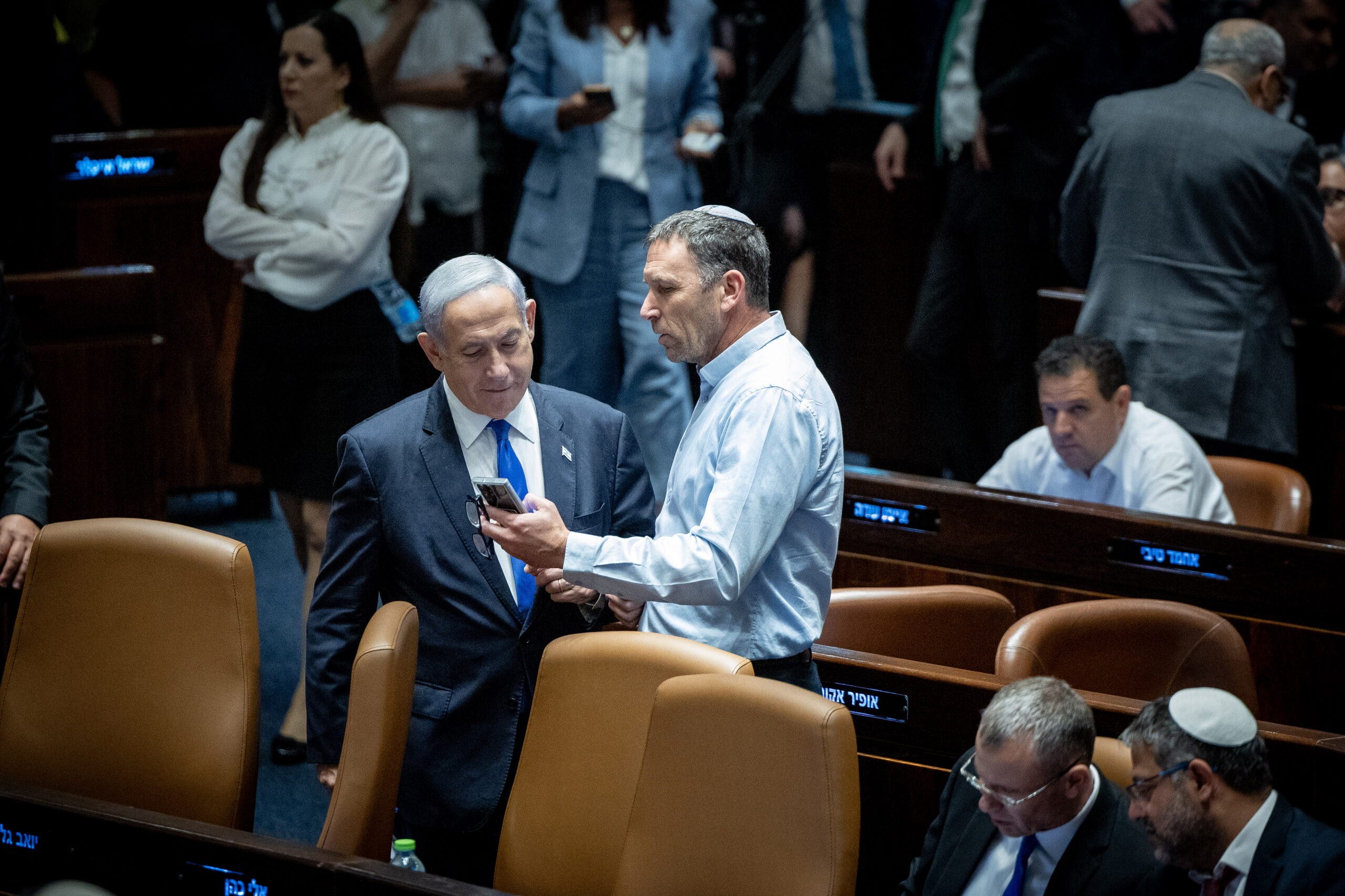 הח"כ מהאופוזיציה שקורא לממשלת אחדות: "ואחריה נתניהו יפרוש"