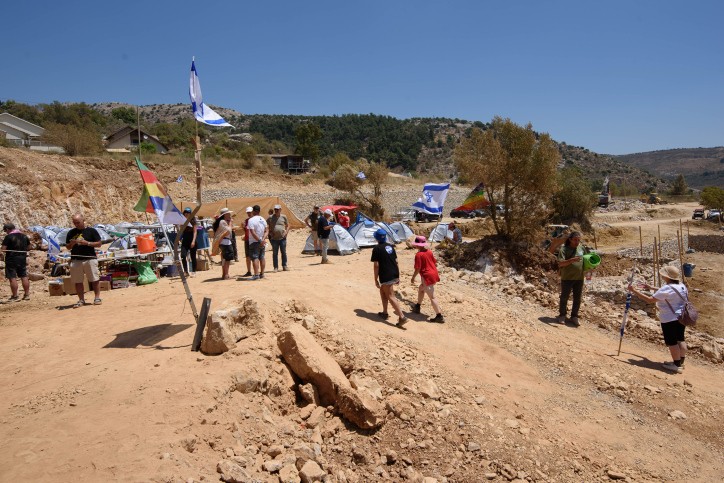 המשטרה אפשרה: עשרות מפגינים נכנסו למושב בו שוהים בני הזוג נתניהו