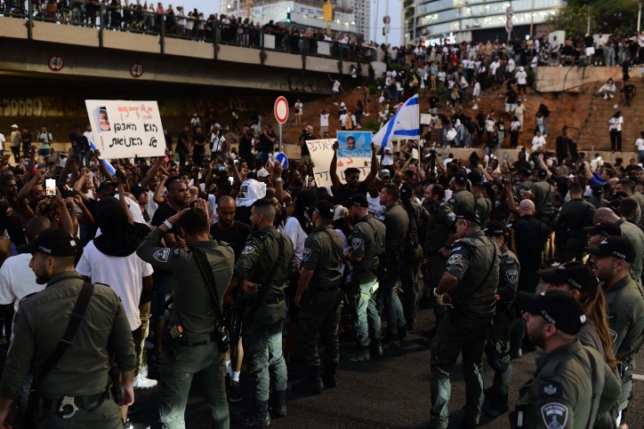 מחאת "צדק לרפאל" באיילון | צילום: תומר נויברג, פלאש 90