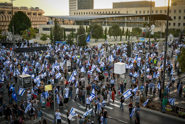 לא תאמינו: זה המוזיקאי שיופיע הערב בהפגנת הימין