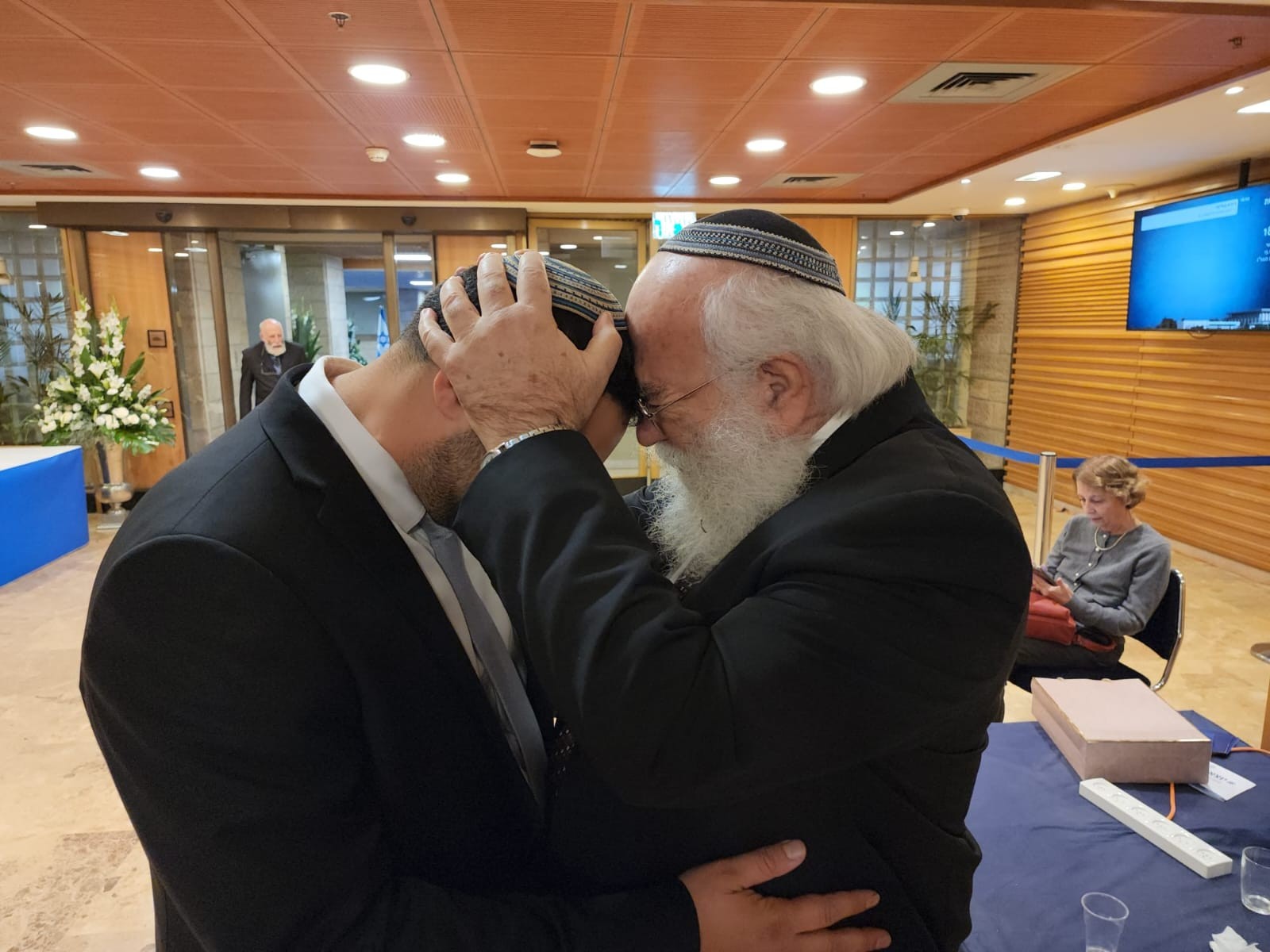 הרב יששכר וסרלאוף ז"ל ובנו | קרדיט צילום: דוברות השר יצחק וסרלאוף