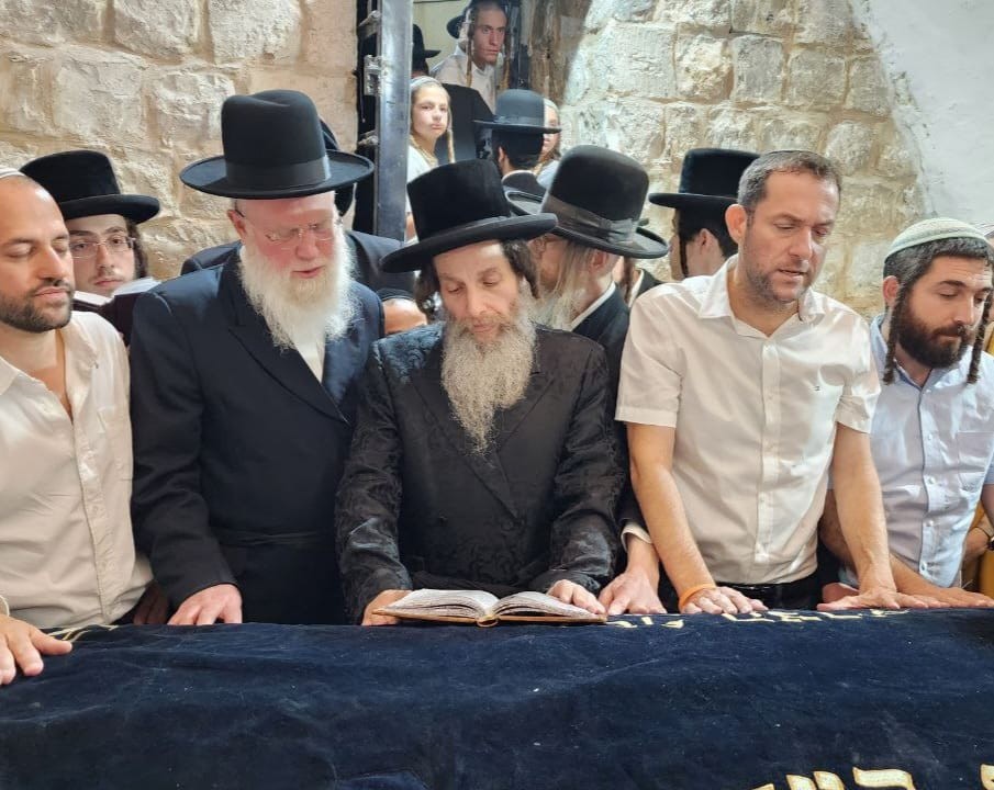 לעיני אלפי הנוכחים: האדמו"ר מאונגוואר התפלל לרפואת פצועי הפיגוע