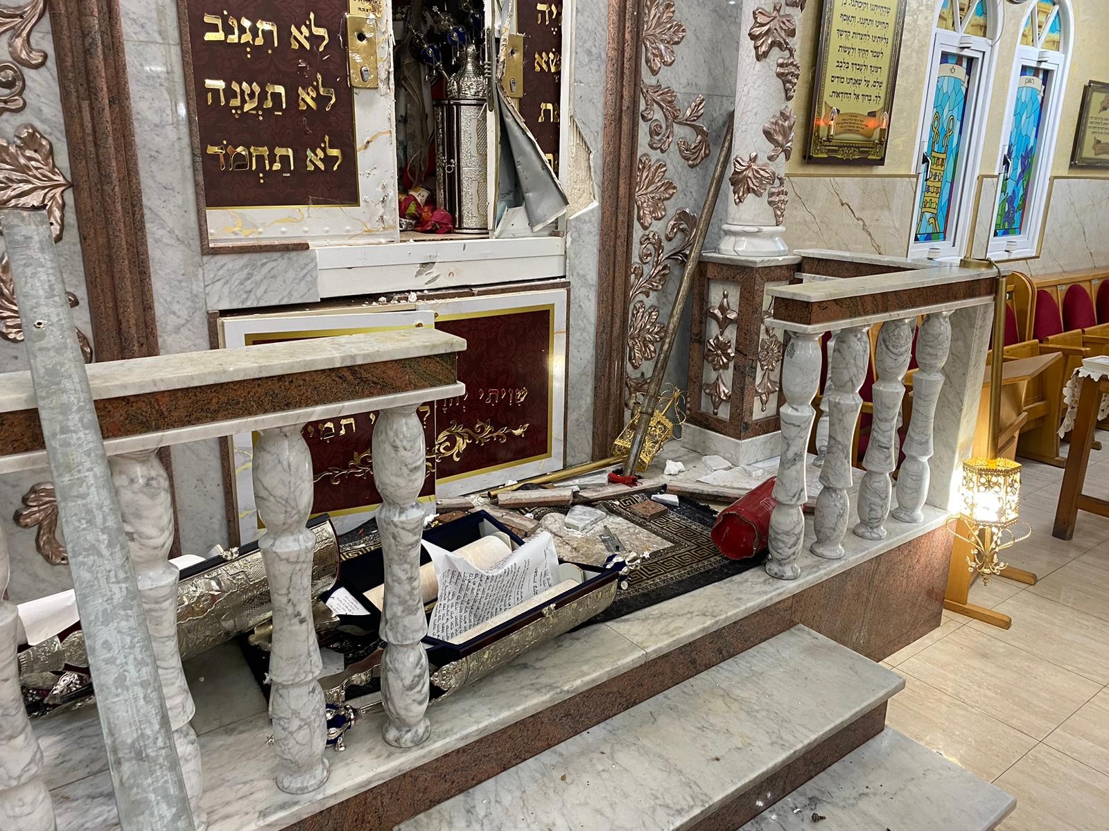ספרי התורה וארון הקודש שהושחתו באשדוד | צילום: שימי אברהם ובדרי בצלאל