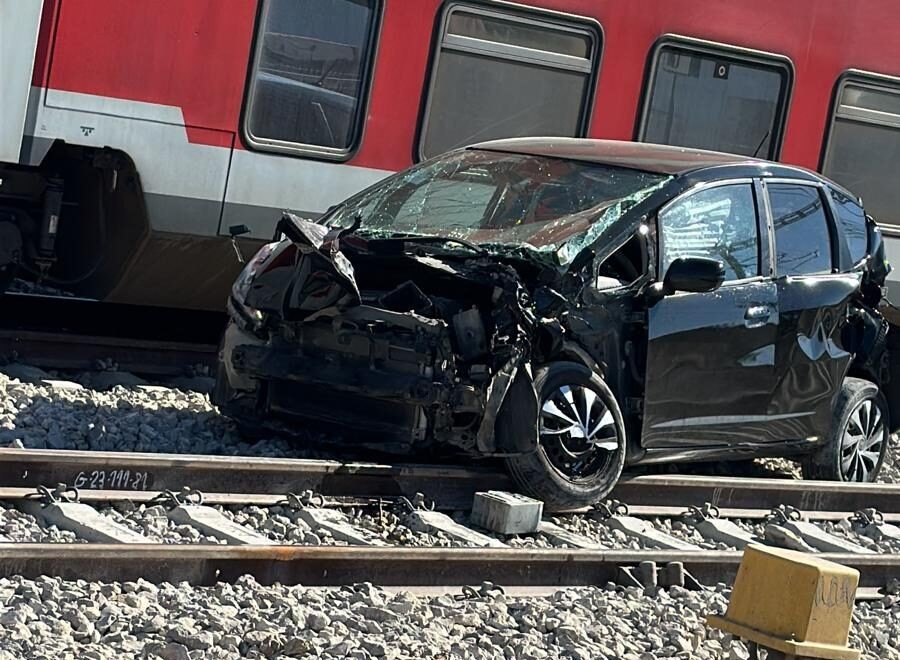אירוע חריג: רכב פרץ מחסום בלוד - ונפגע מרכבת נוסעת | צפו