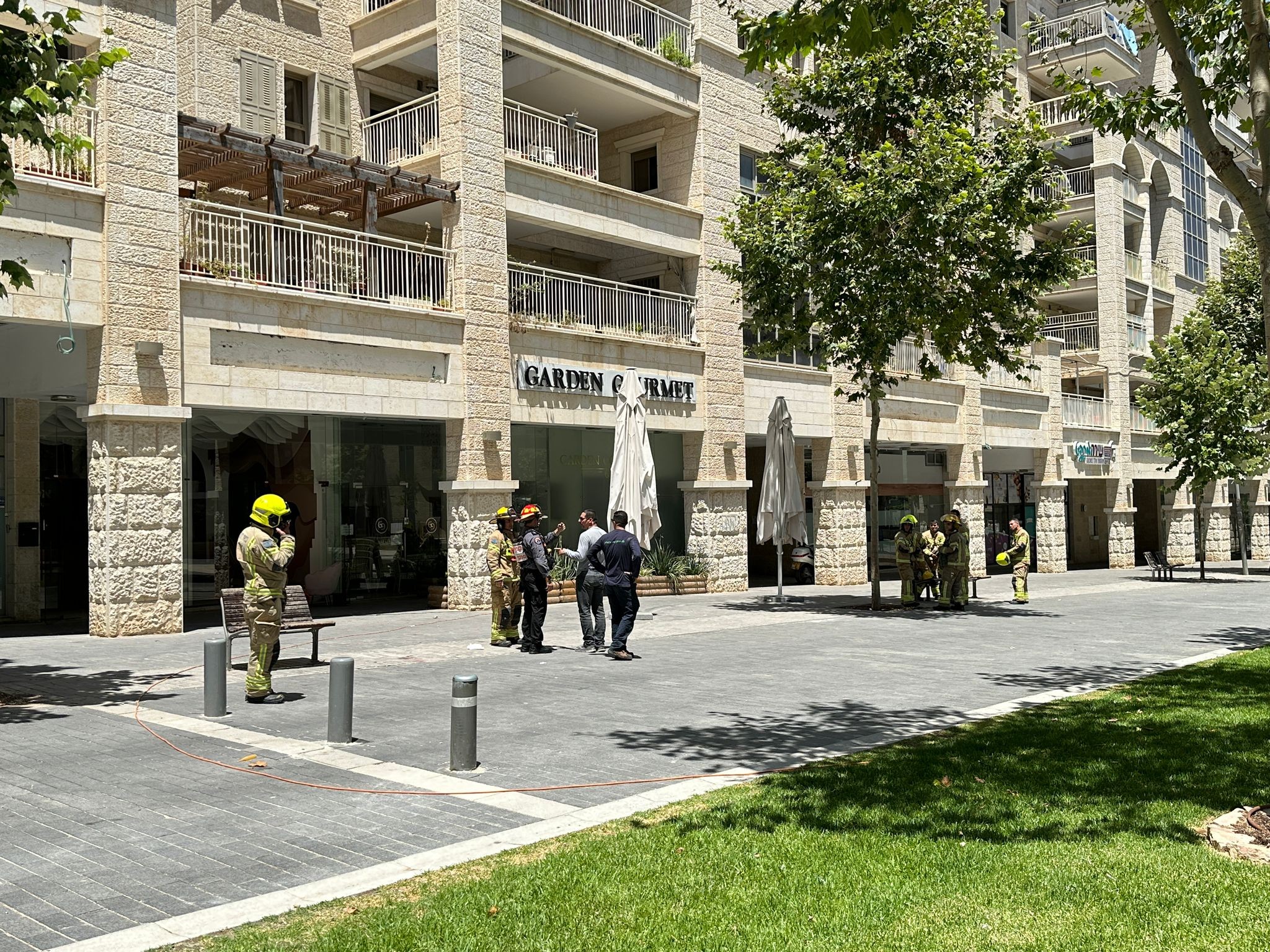 "סכנה לפיצוץ": בניין מגורים וחנויות פונו בירושלים, כוחות במקום
