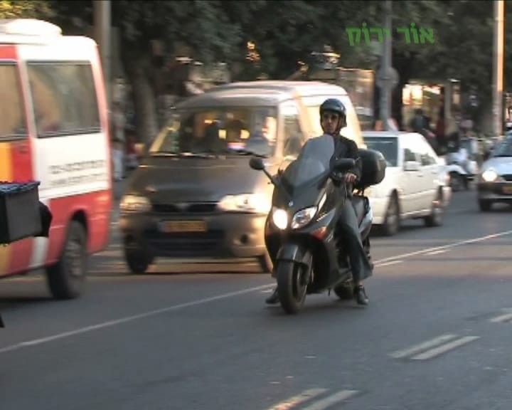 הולך רגל כבן 45 נפצע באורח קשה בעקבות פגיעת אופנוע בתל אביב