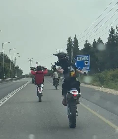 התיעוד שהביך את המשטרה: רוכב האופנוע השתולל ליד ניידת - ונעצר