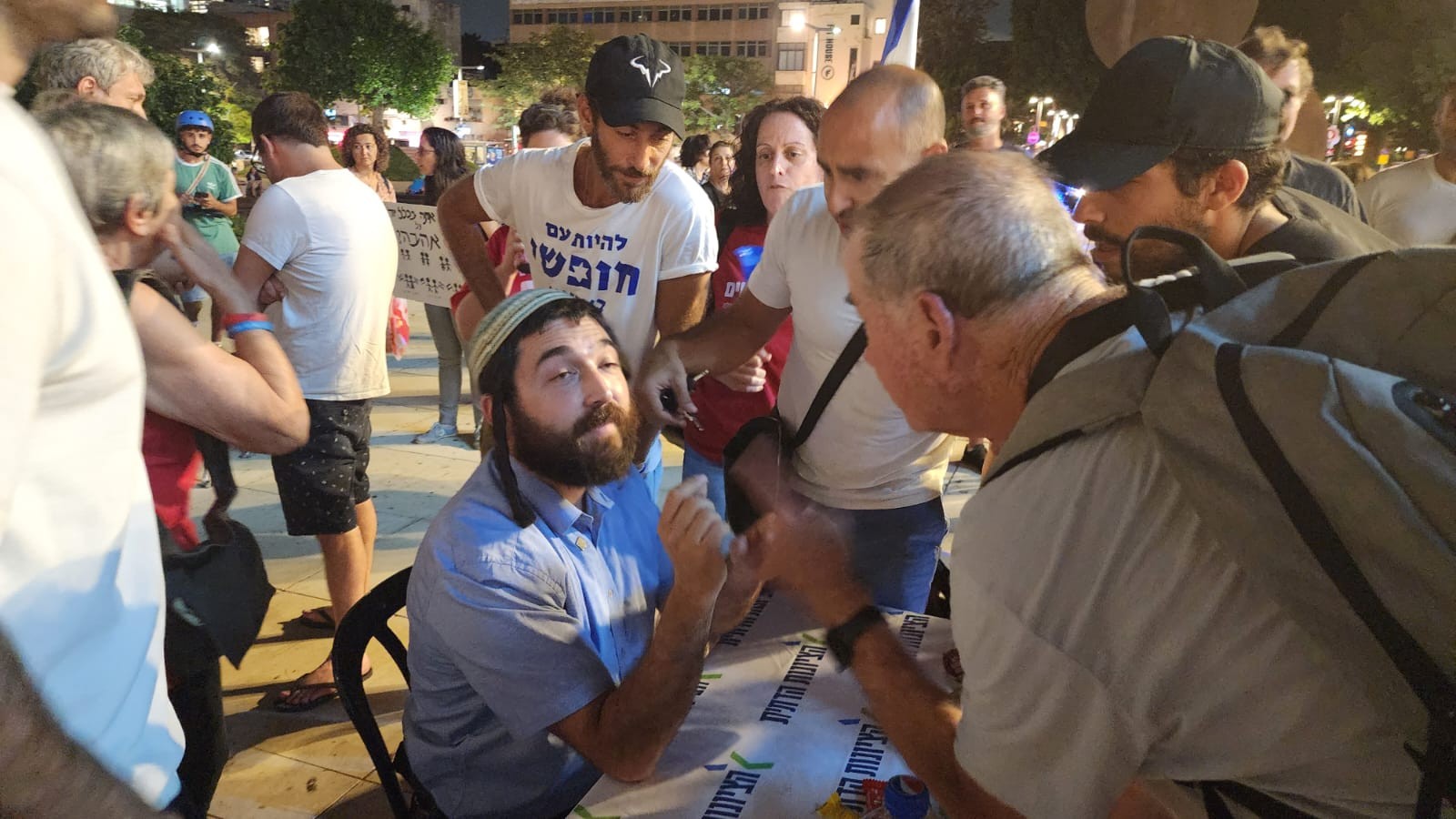ח"כ סוכות הגיע לדבר עם תושבי ת"א - והותקף: "בושה וחרפה"