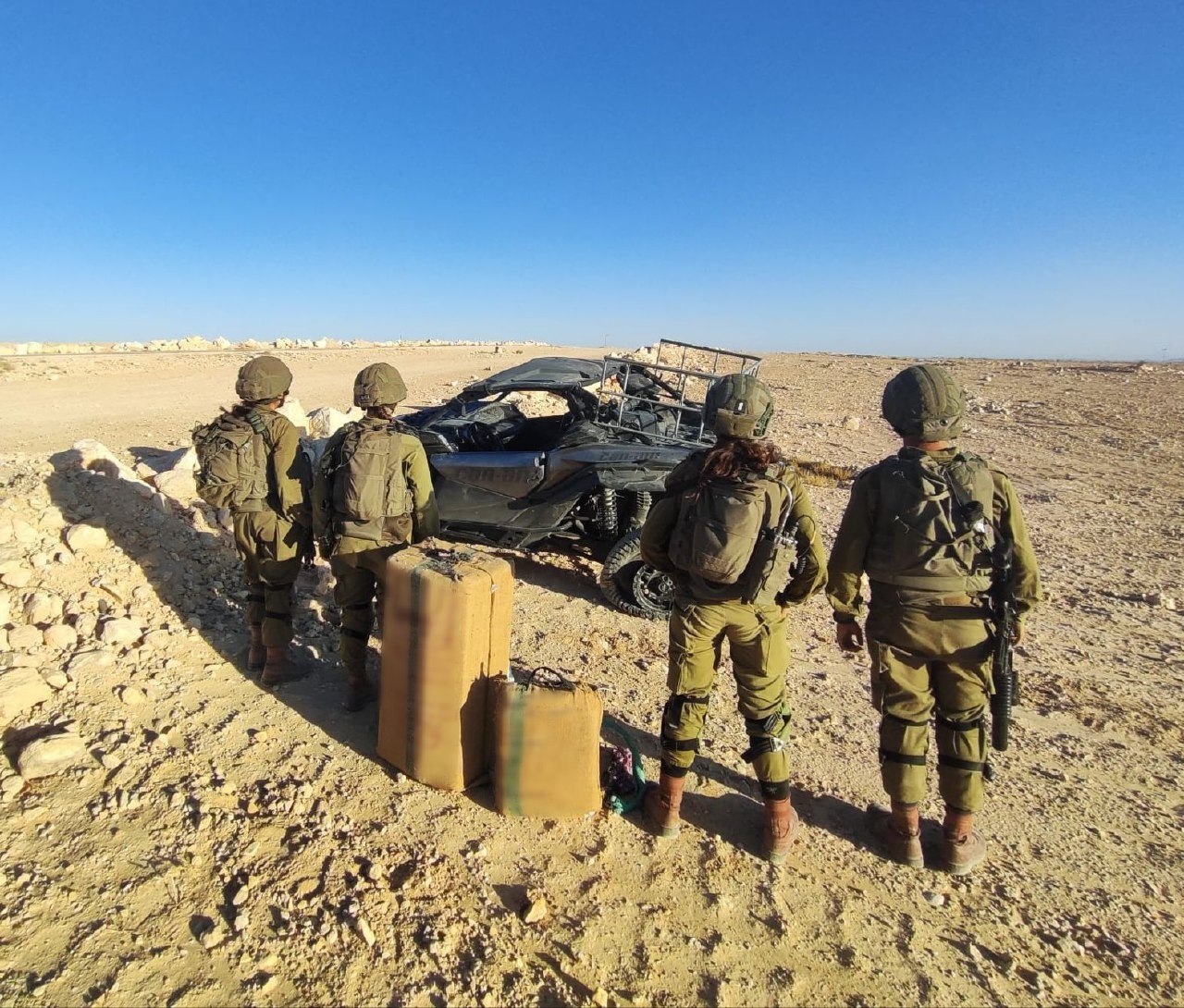 לוחמי ולוחמות גדוד ברדלס עם רכב השטח והסמים שנתפסו בהר חריף שבגבול מצרים | צילום: דובר צה"ל