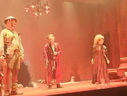 מהומה בקאמרי: ההצגה נקטעה בטענה לטקסטים פוליטיים | צפו בתיעוד