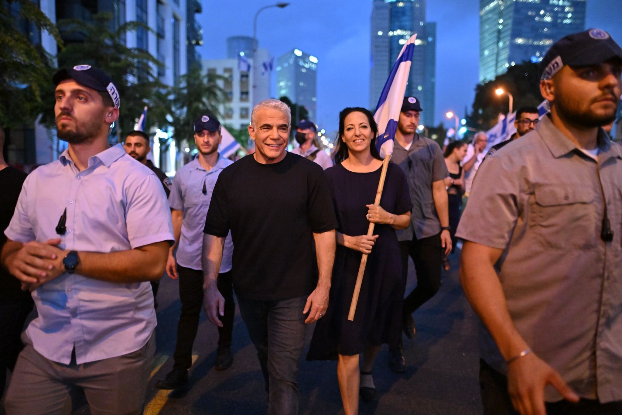 לפיד בהפגנת השמאל בקפלן: "ממשלת שלא תציית לביהמ"ש - לא חוקית"