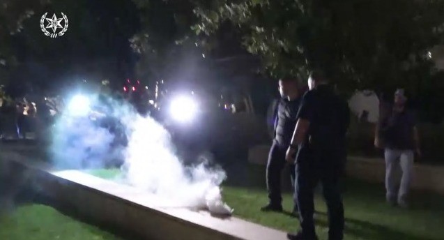 הפגנה בלתי חוקית מול ביתו של יו"ר הכנסת, אבוקה הודלקה במקום
