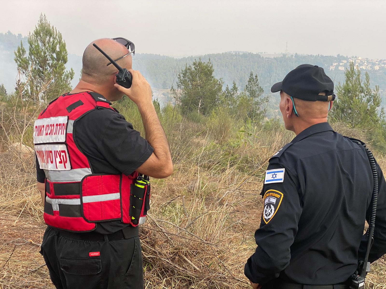 שריפה פרצה בסמוך לכניסה לירושלים, עומסי תנועה במקום