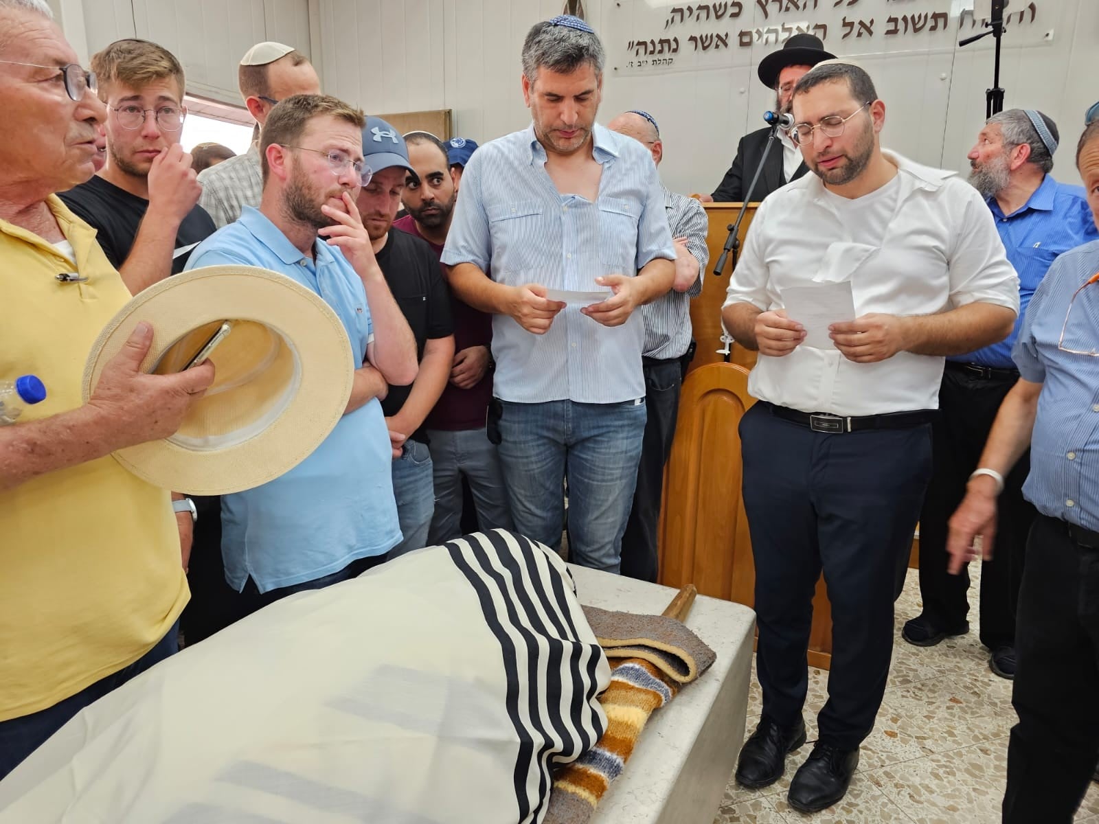 השר וסרלאוף בהלוויית אביו | קרדיט צילום: דוברות השר