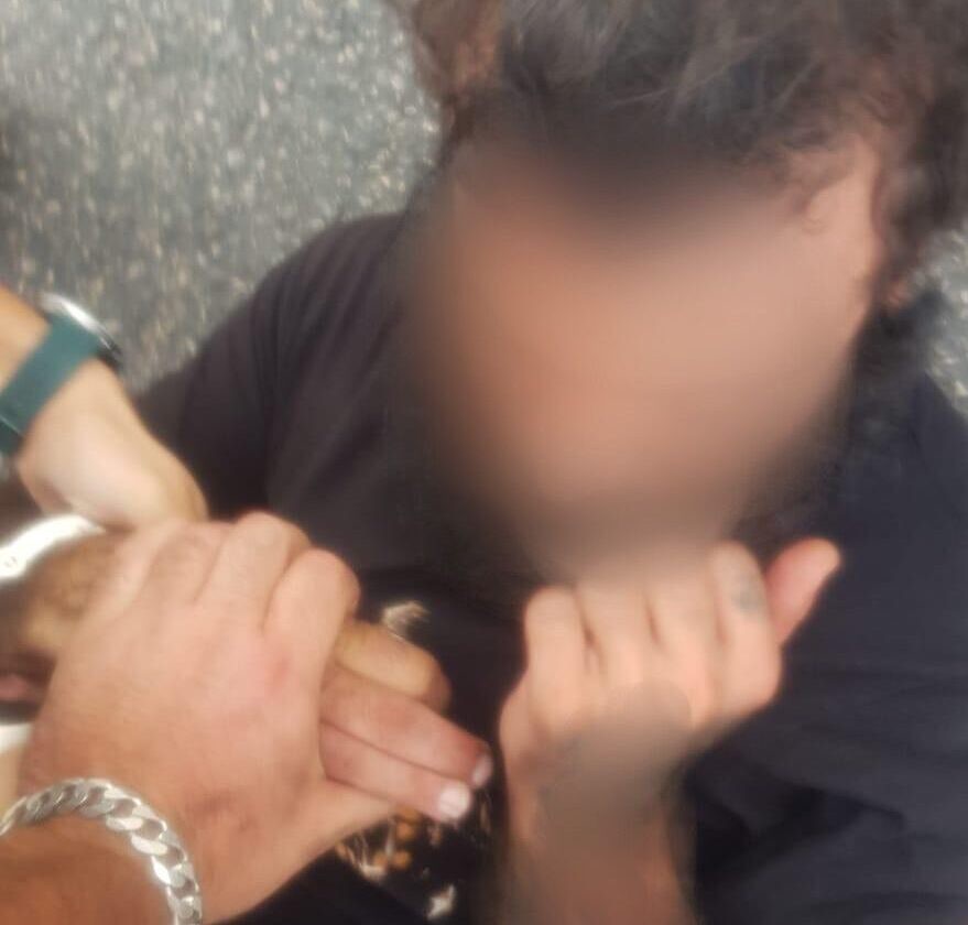 תל אביב: חטף תיקים מנשים, ניסה להימלט - והתנגש בניידת משטרה