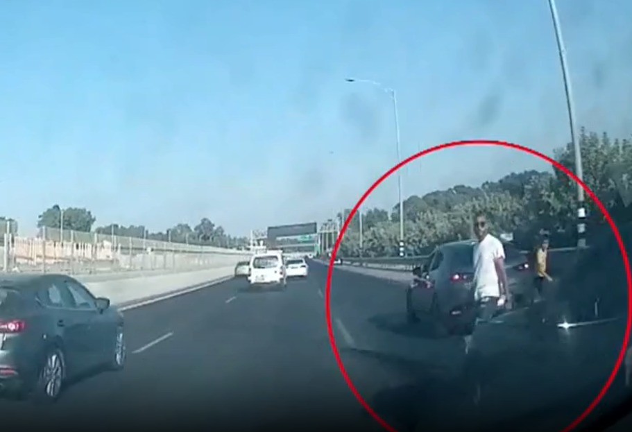 תיעוד מקומם: צעירים ערבים הורידו רכב לשוליים - ואיימו על נוסעיו. מתוך המהדורה המרכזית של חדשות 14