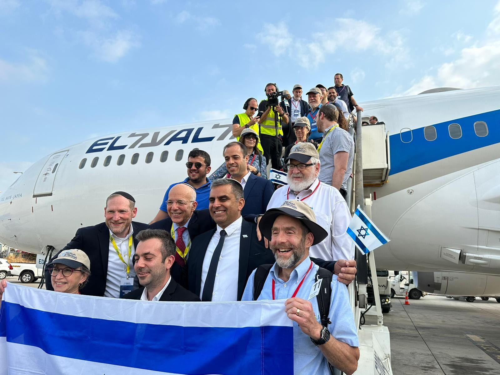 העולים החדשים מארה"ב וקנדה עם הגעתם לישראל | קרדיט: ללא