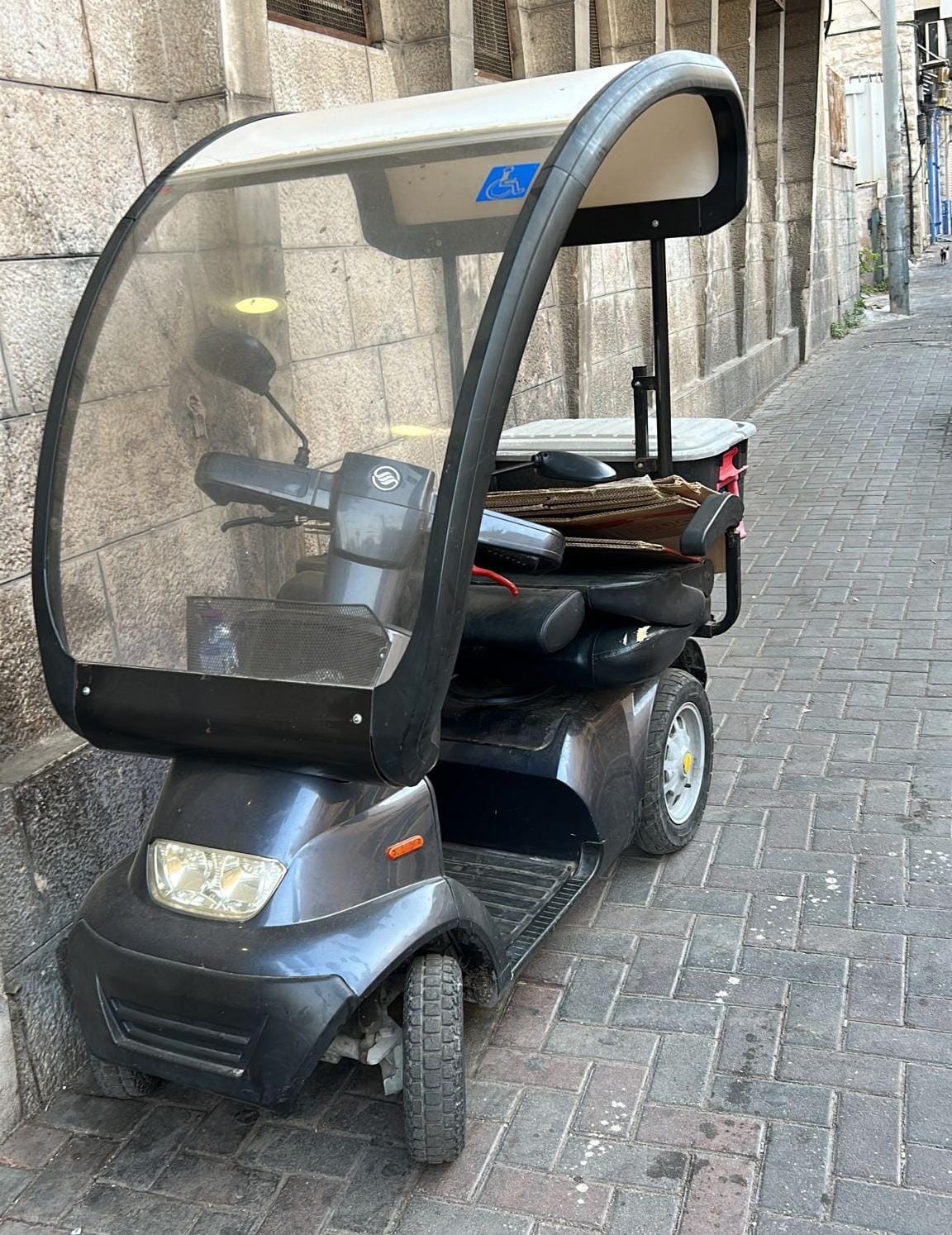 אירוע ביזארי: מרדף על גבי קלנועית ומתקפה אלימה באמצעות קביים