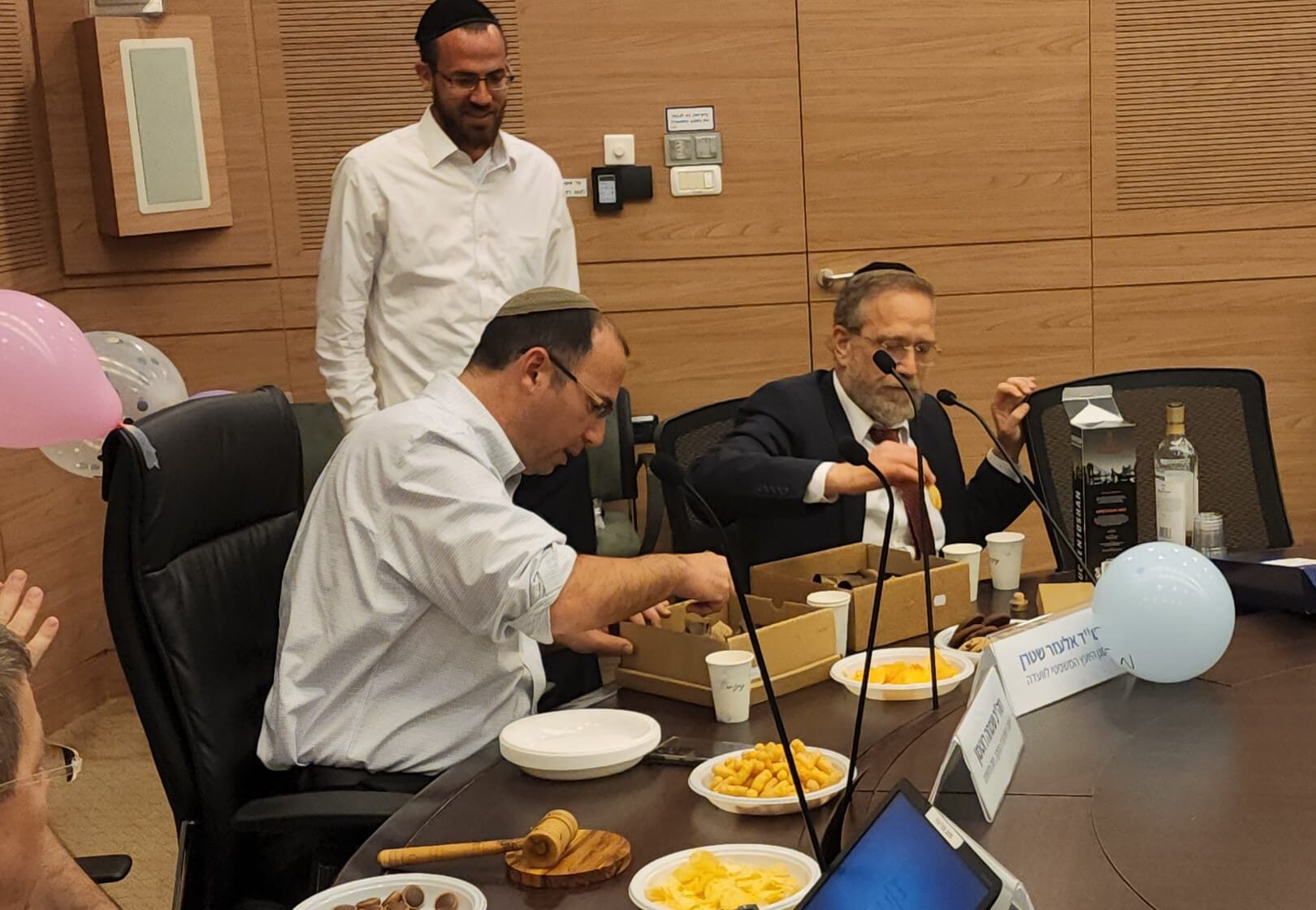 אורח מפתיע בחגיגות יום ההולדת ה-43 של ח"כ רוטמן בכנסת | צפו