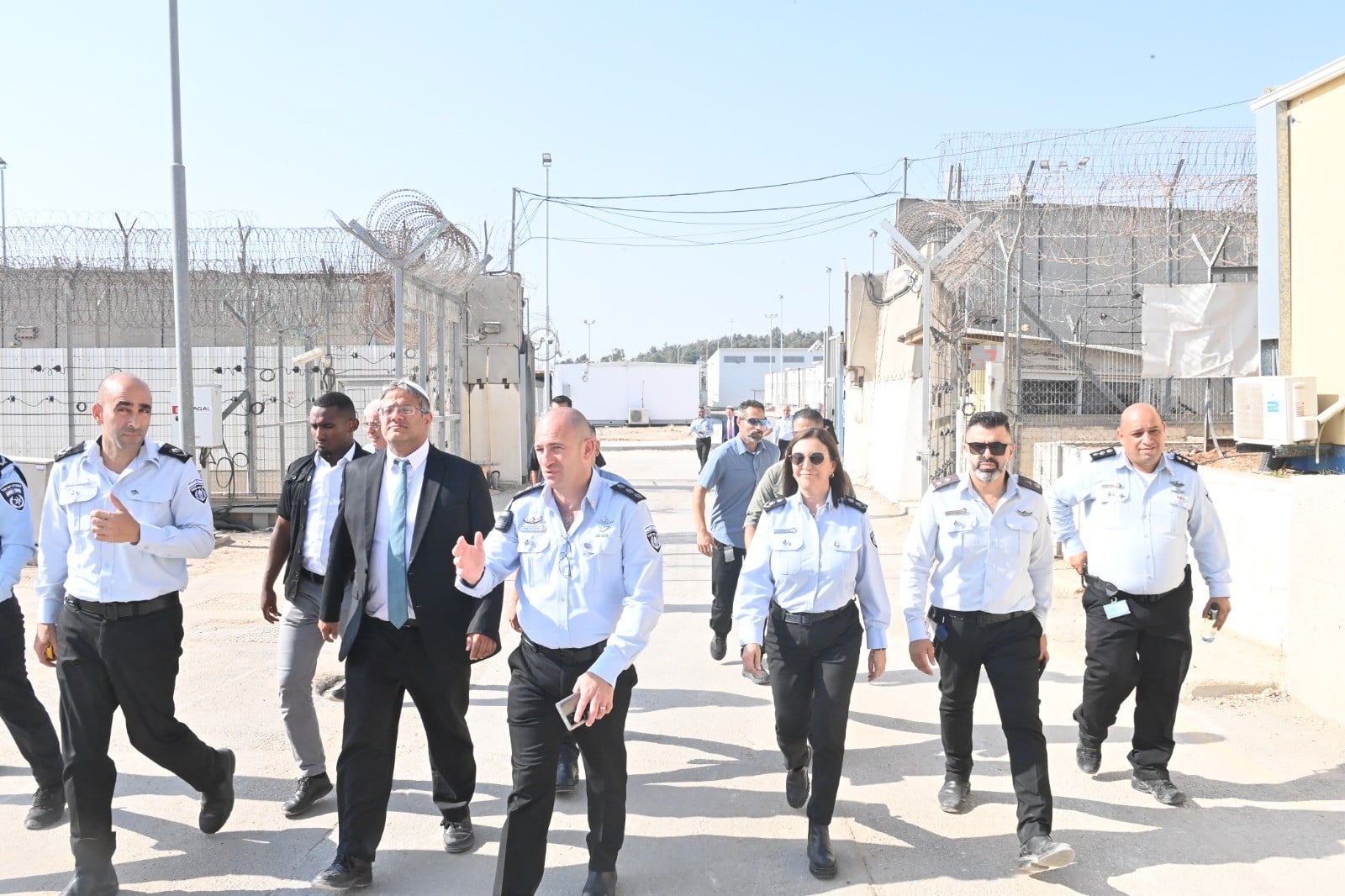 "לעצור את הקייטנה": השר בן גביר ביקר באגפי המחבלים בכלא עופר