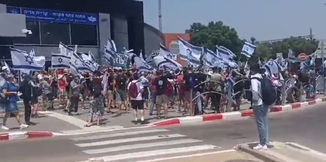 עשרות מפגינים סמוך לתחנת הרכבת בפתח תקווה. קרדיט צילום: גל נתן ורדי