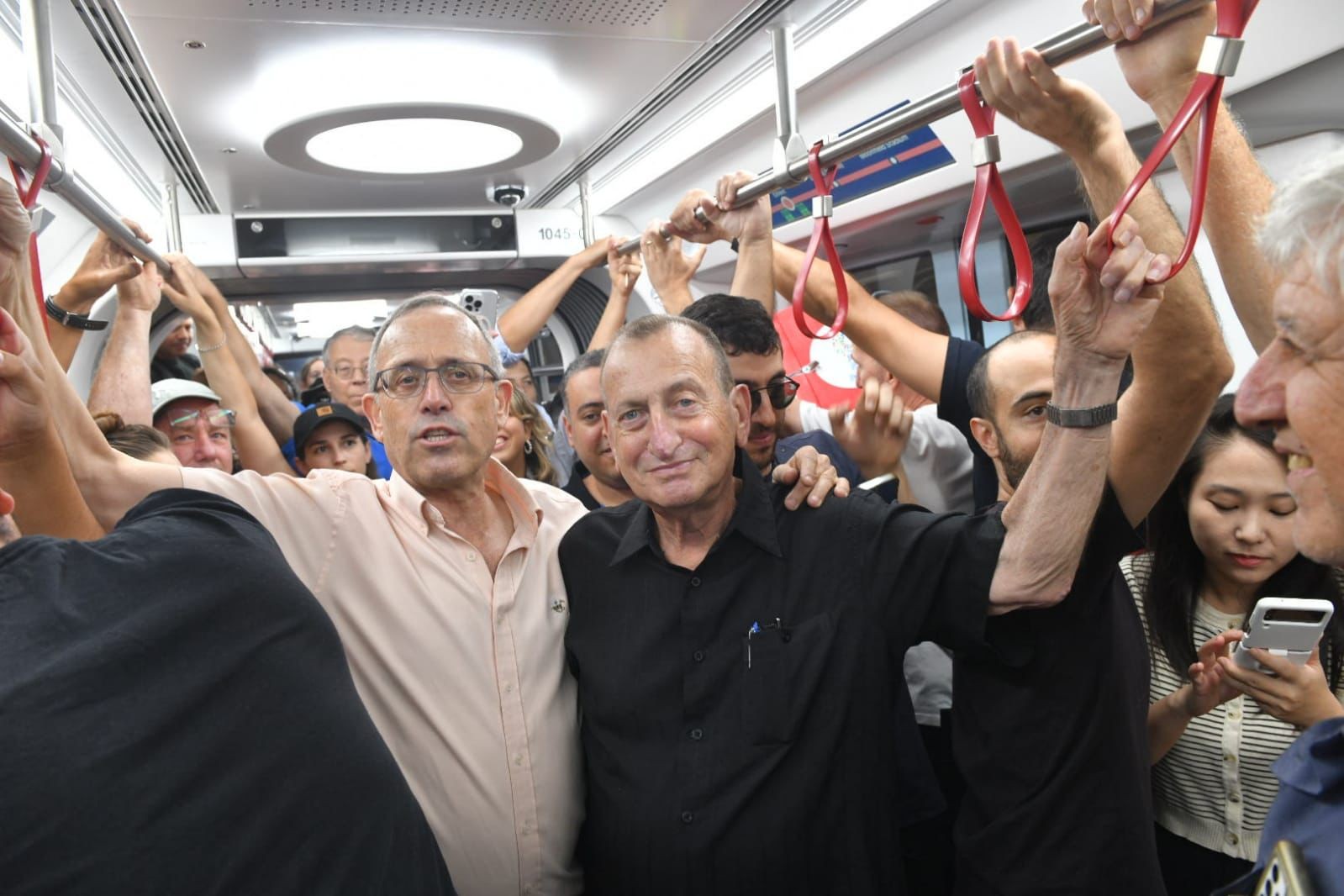 אחרי שהחרים את הטקס, חולדאי הגיע להצטלם ברכבת הקלה
