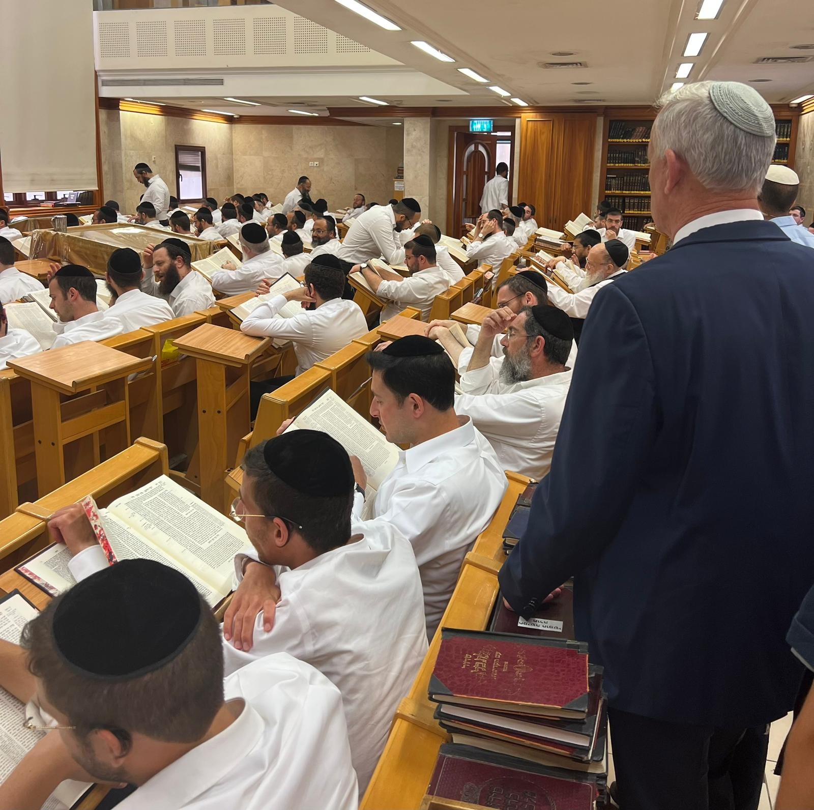 הביקור המפתיע של בני גנץ בישיבה החרדית בבני ברק