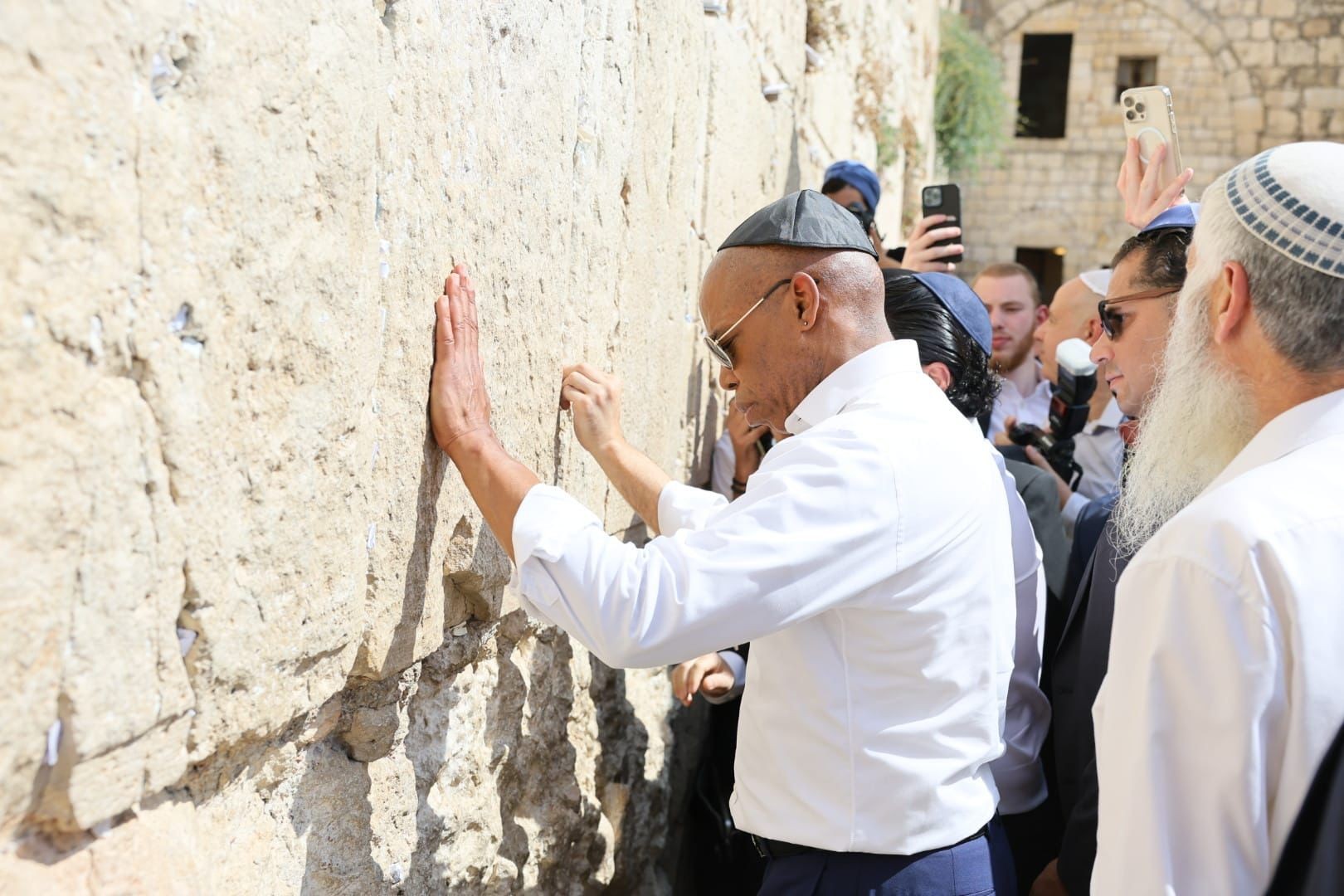 ראש עיריית ניו יורק, אריק אדמס בביקורו בכותל | צילום: הקרן למורשת הכותל המערבי