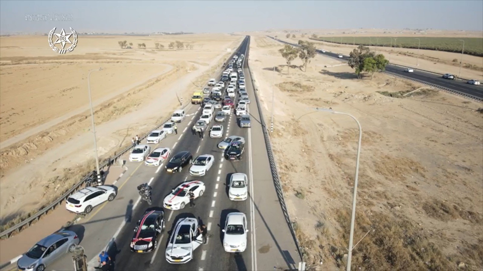 אכיפה בנגב: השוטרים ארבו לשיירות הרכבים בדרך לחתונה | תיעוד