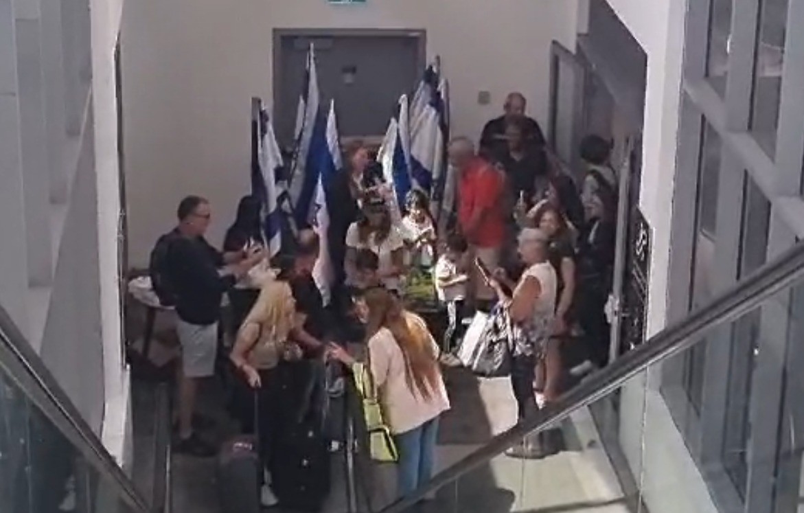 טיסת ישראל-סעודיה: צפו בראשוני הנוסעים נכנסים לנתב"ג