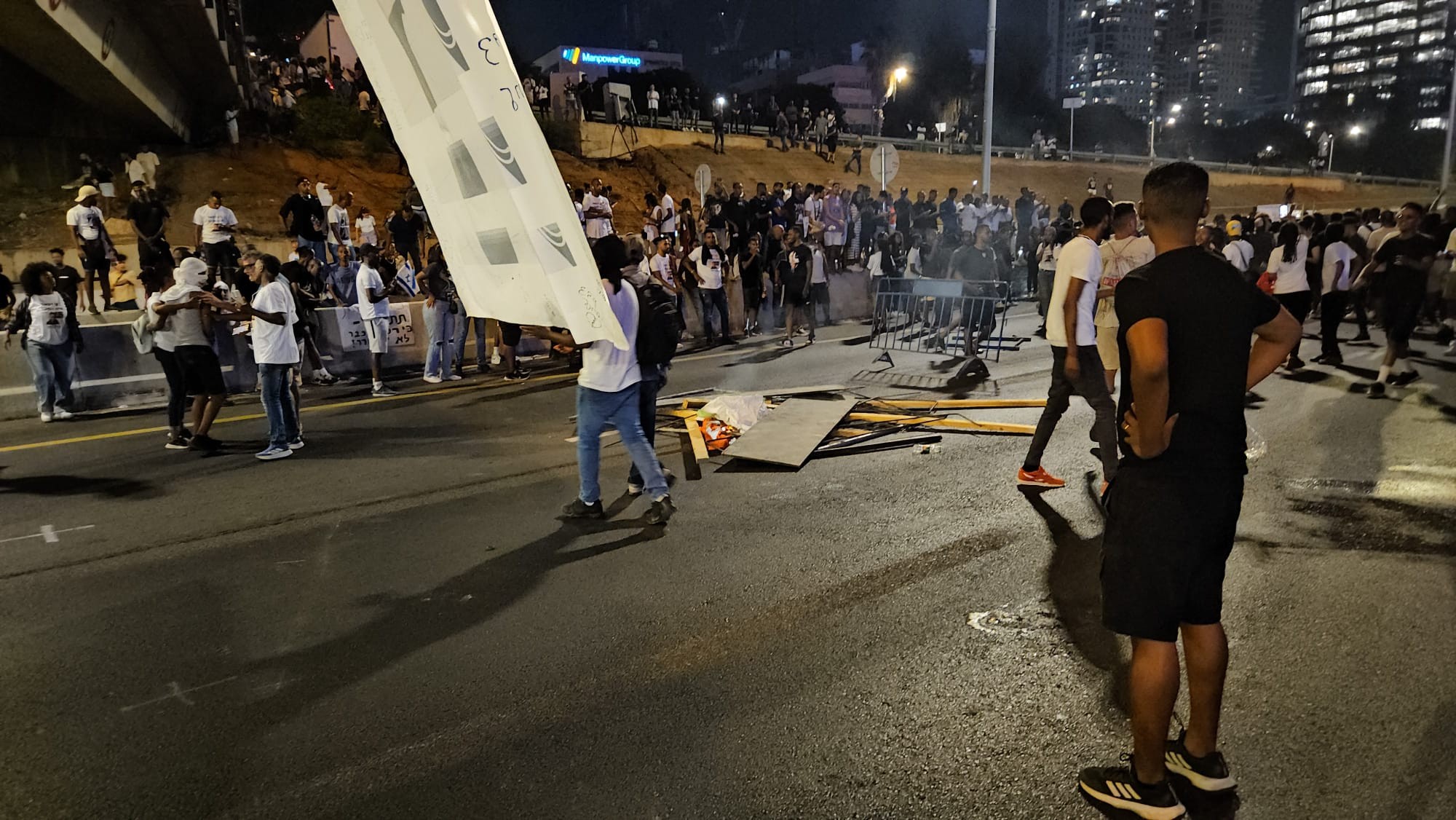 מובילי מחאת 'צדק לרפאל' על השלכת בקבוק התבערה: "פשע שנאה"