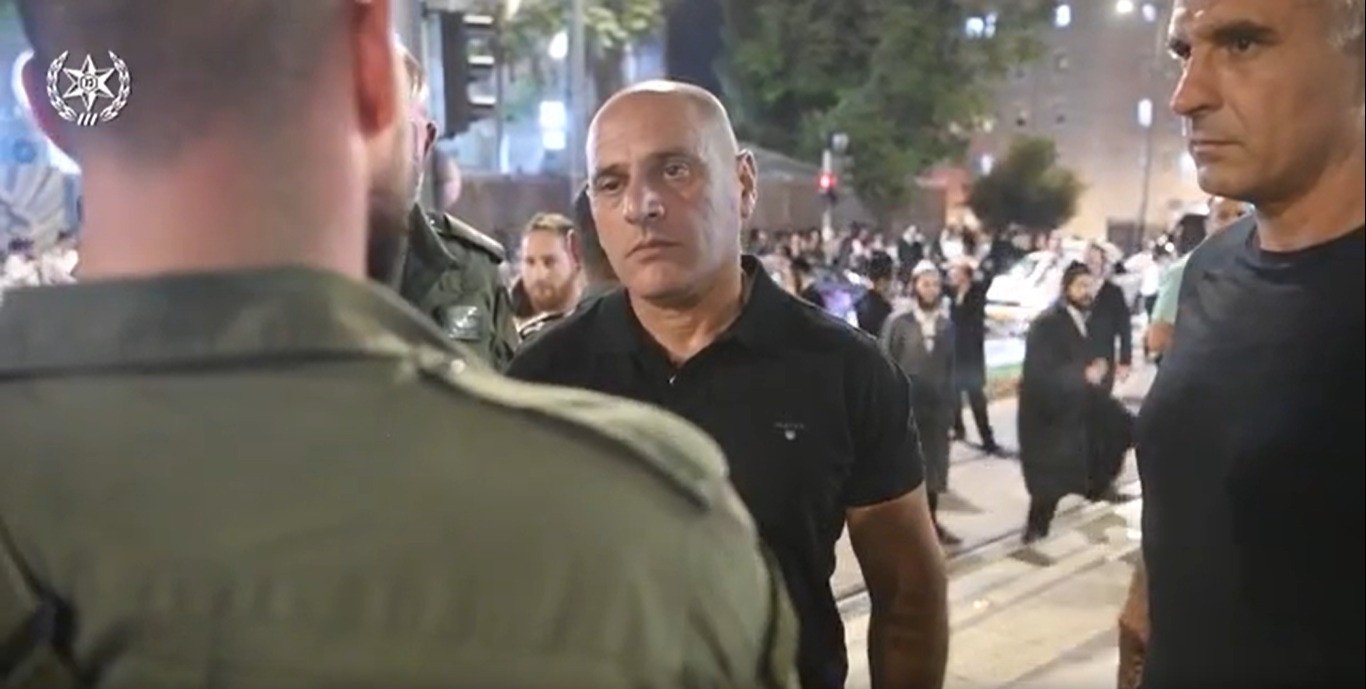 שמע צעקות, ראה אנשים בורחים, דרך את הנשק - ונטרל את המחבל