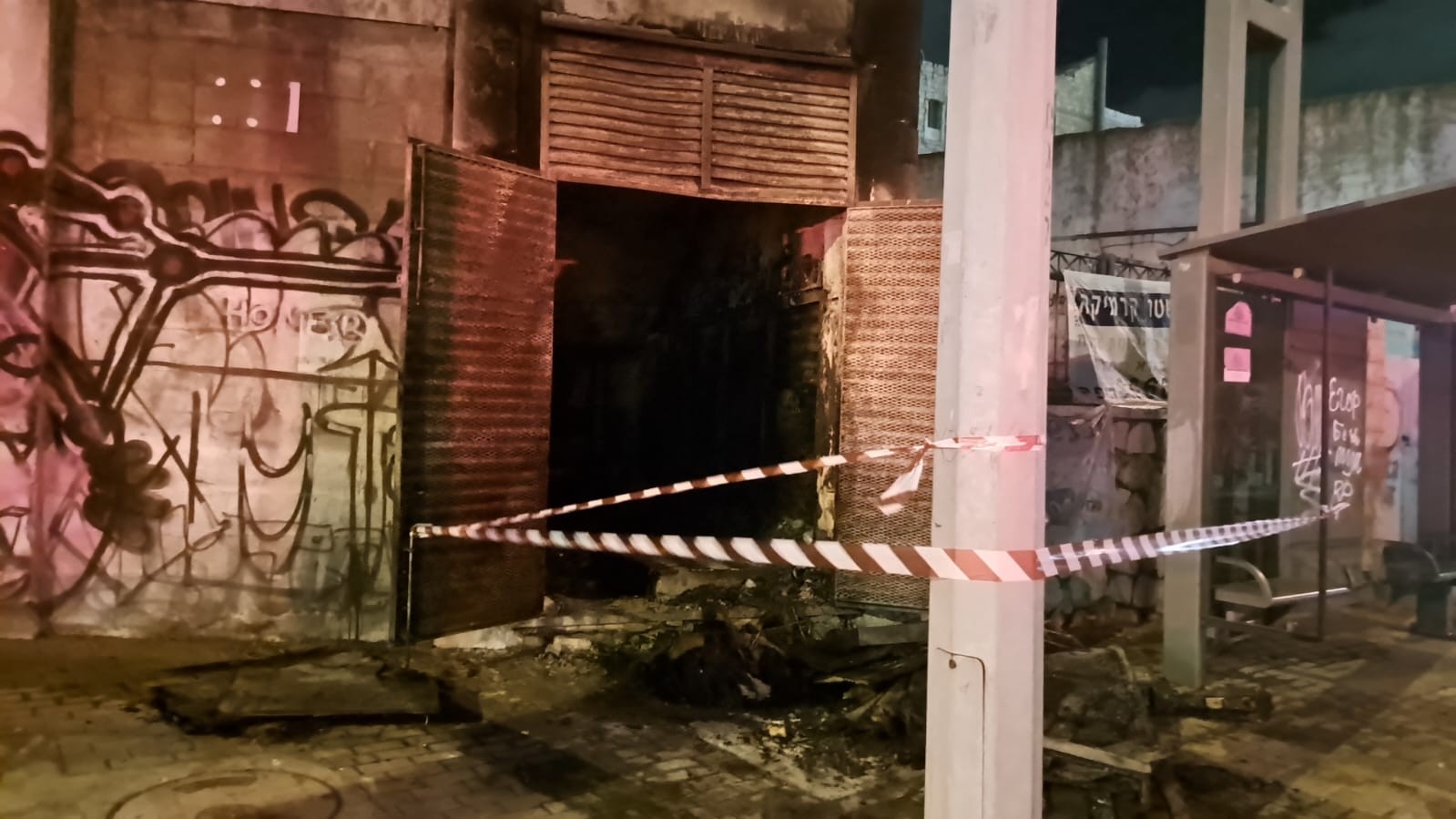 חיפה: גבר חולץ במצב קשה ממבנה נטוש שעלה באש