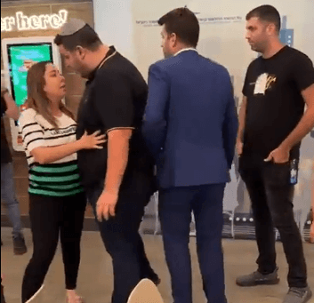 תיעוד: השרה גולן הותקפה בנתב"ג, עוברי אורח נאלצו להתערב