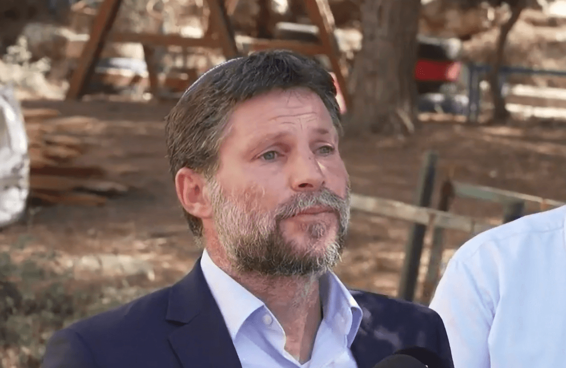 שר האוצר בצלאל סמוטריץ' בבית חגי | קרדיט: צילום מסך מתוך 'שלוש'