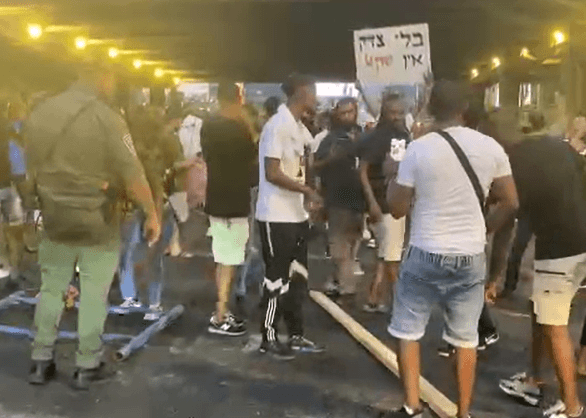 מחאת "צדק לרפאל": המונים חוסמים את איילון