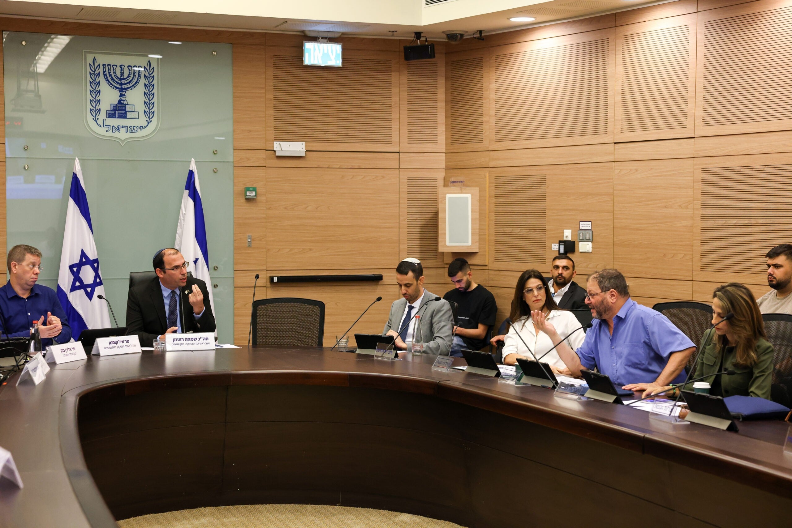 מהומה בדיון ועדת החוקה, רוטמן עצר את הדיון ודרש התנצלות