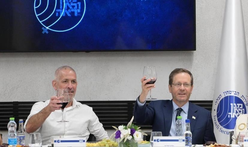 "שנעבור את הגל ביחד": הנשיא ביקר במרחב שומרון של השב"כ