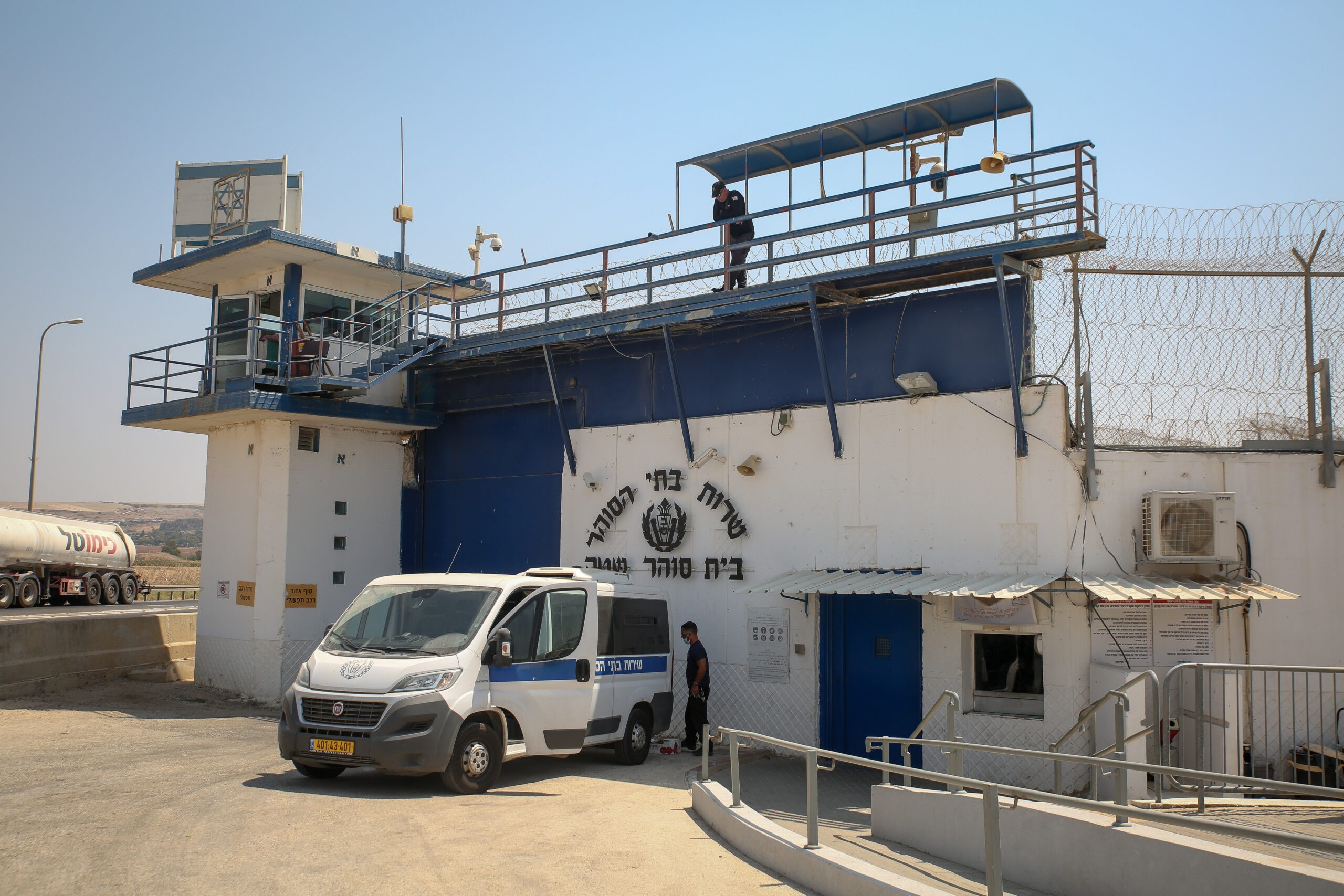 עצור ביזה את דגל ישראל ואיים שיבצע פיגוע - כך הגיבו הסוהרים