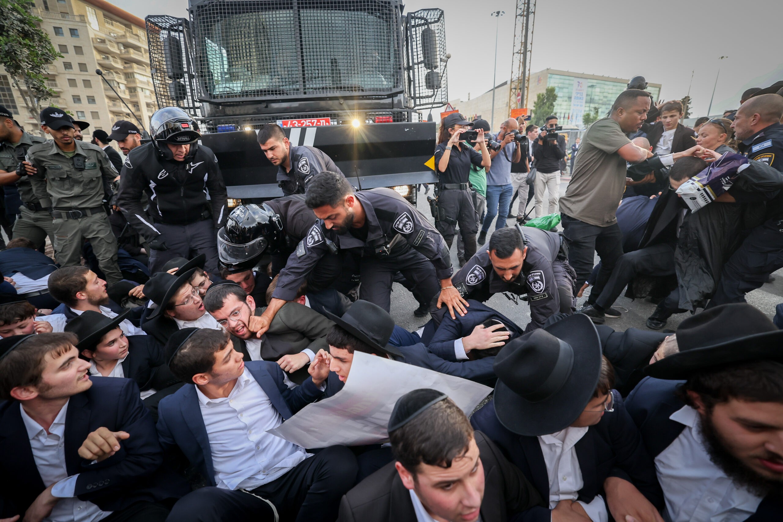 מחאת הפלג הירושלמי: עימותים בין השוטרים למפגינים, 2 נעצרו