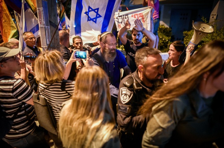 הרב לוינשטיין מוקף בשוטרים שמגינים עליו מהמפגינים | צילום: אבשלום ששוני, פלאש 90