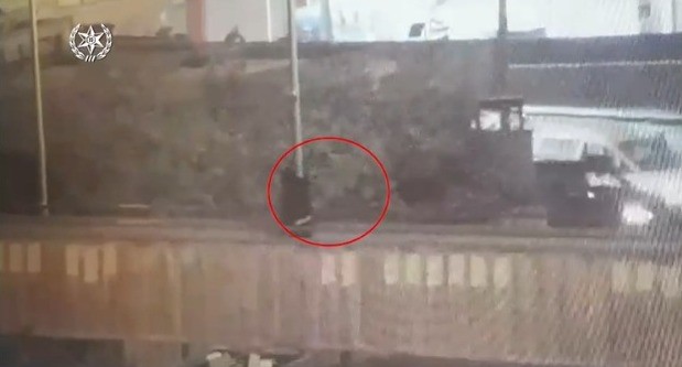 חשוד מיידה אבנים לעבר רכבים בשכונת בית חנינא | קרדיט צילום: דוברות המשטרה